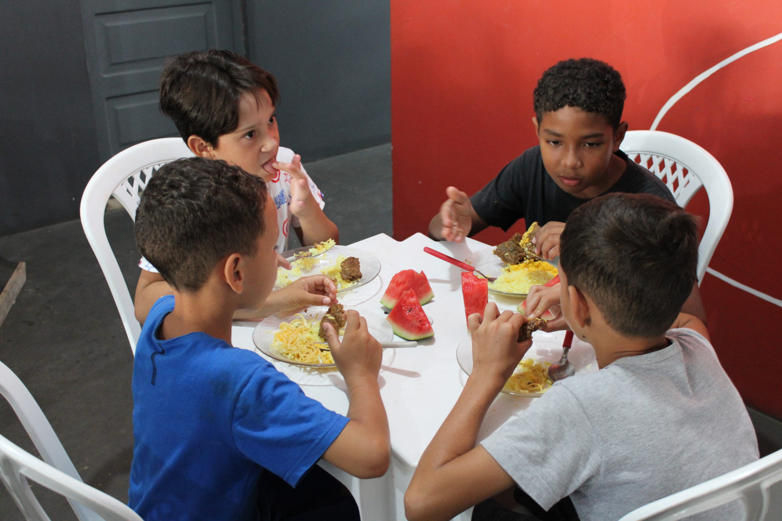 Children eating lunch at the Social Center in Brazil